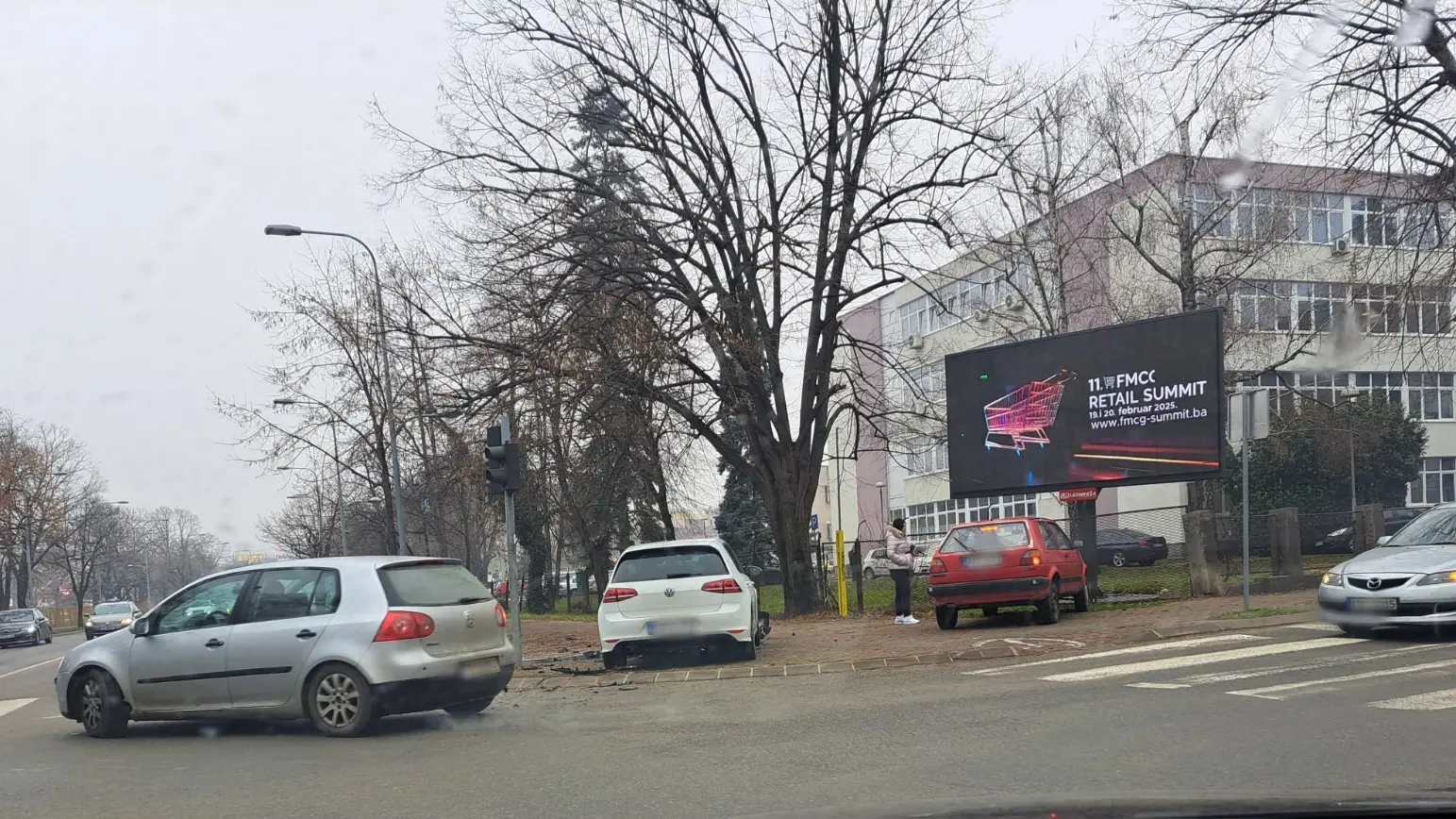 Saobraćajka u Banjaluci: Golfom "pokosio" semafor