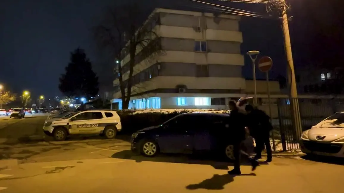 Napad nožem ispred Policijske uprave u Novom Pazaru