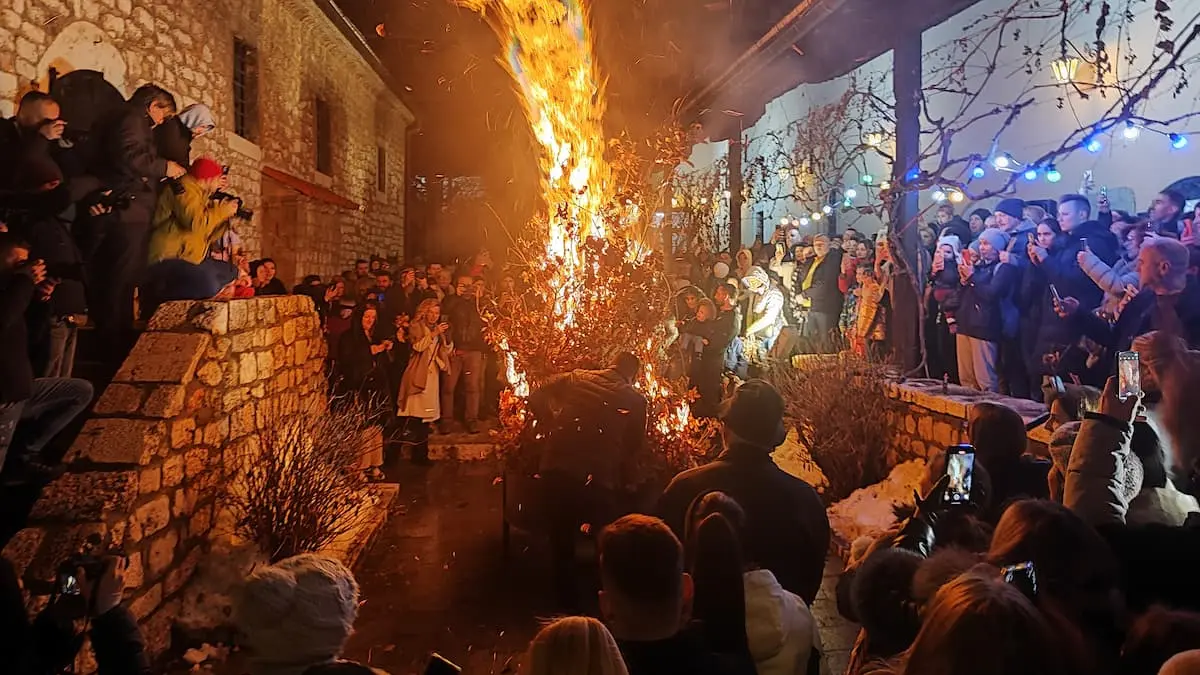 Nalaganje badnjaka u staroj crkvi na Baščaršiji