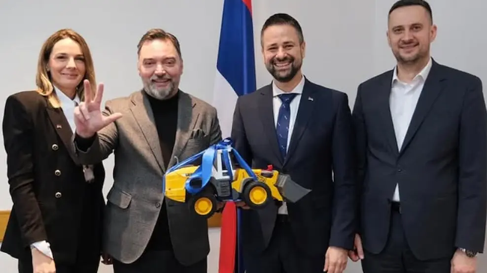 Ministri i zamjenici iz Srpske priredili Konakoviću simboličan poklon – igračka bager