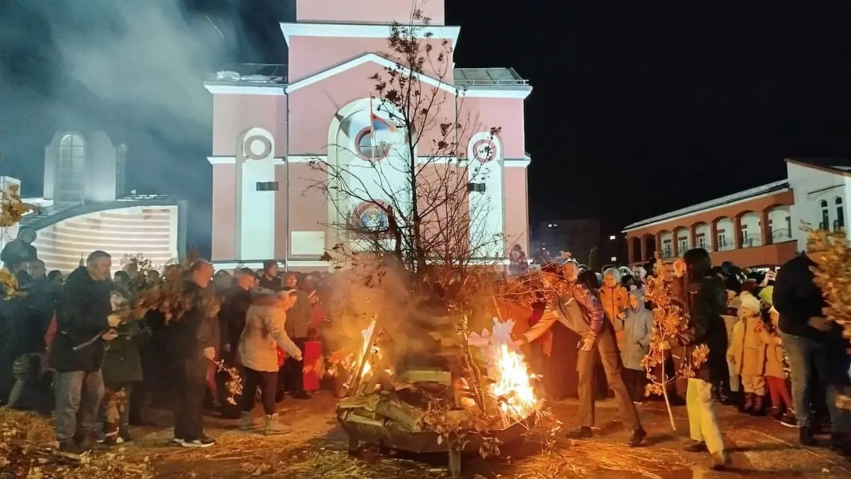 Paljenje badnjaka u Istočnoj Ilidži.