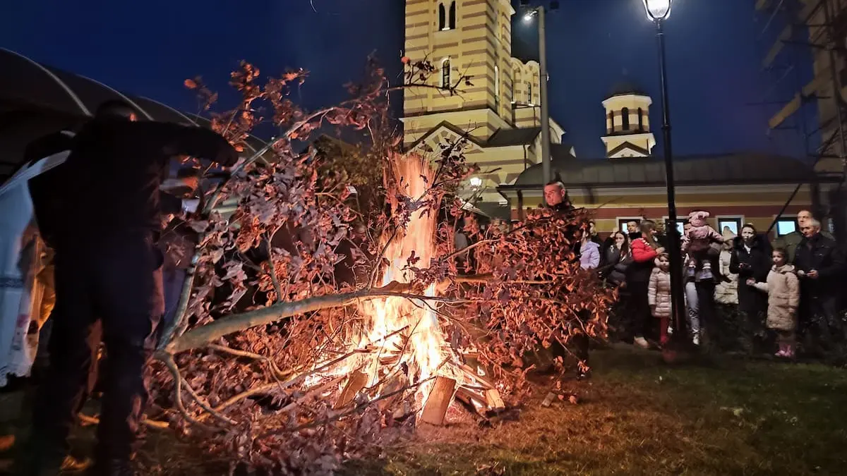 Naložen badnjak u porti Hrama Pokrova Presvete Bogorodice u Gradišci