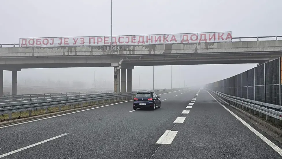 Na auto-putu transparenti podrške predsjedniku Srpske