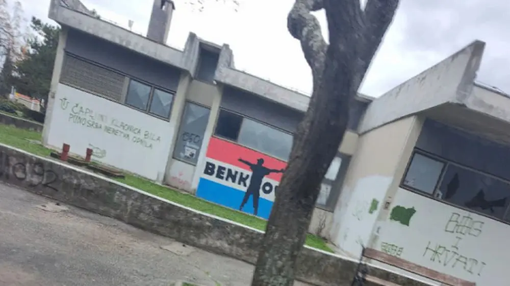 Srbomrzački grafiti na autobuskoj stanici