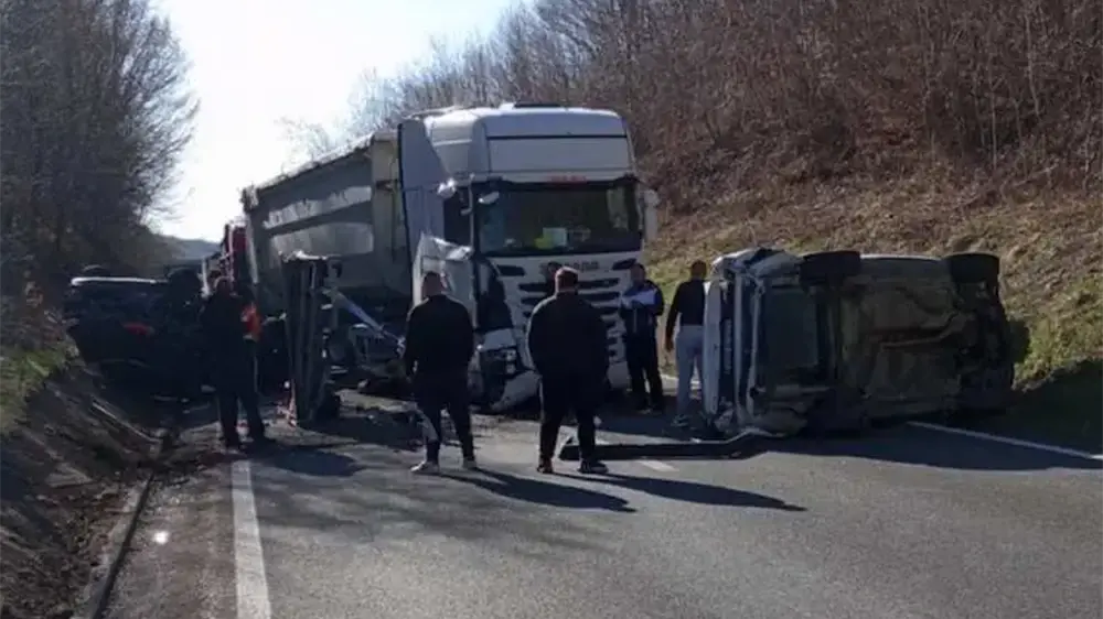 Težak sudar više vozila kod Banjaluke, saobraćaj obustavljen