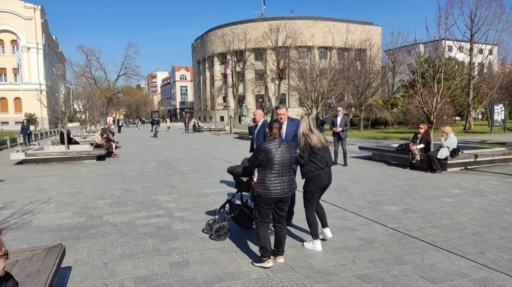 Dodik u šetnji centrom Banjaluke, darivao bebu