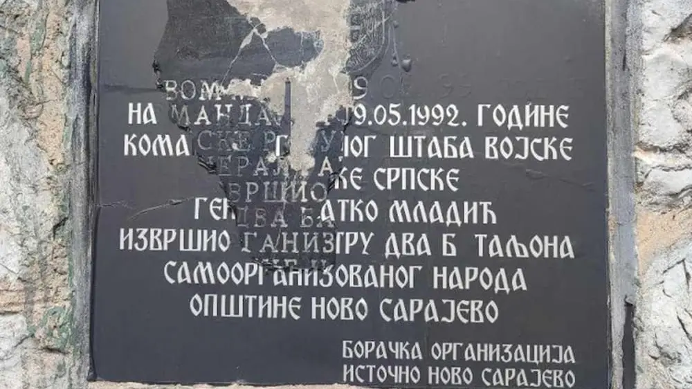 Oštećena spomen ploča u Istočnom Sarajevu