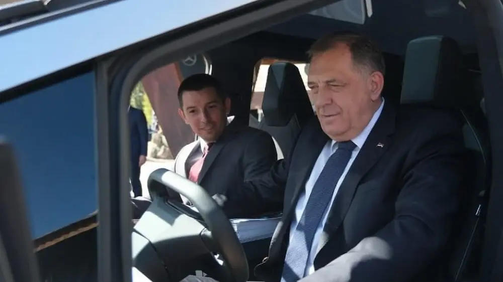Dodik na Jahorini isprobao "Cybertruck"