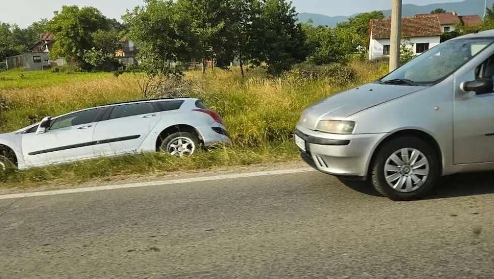 Auto sletio s puta kod Prijedora, intervenisala policija