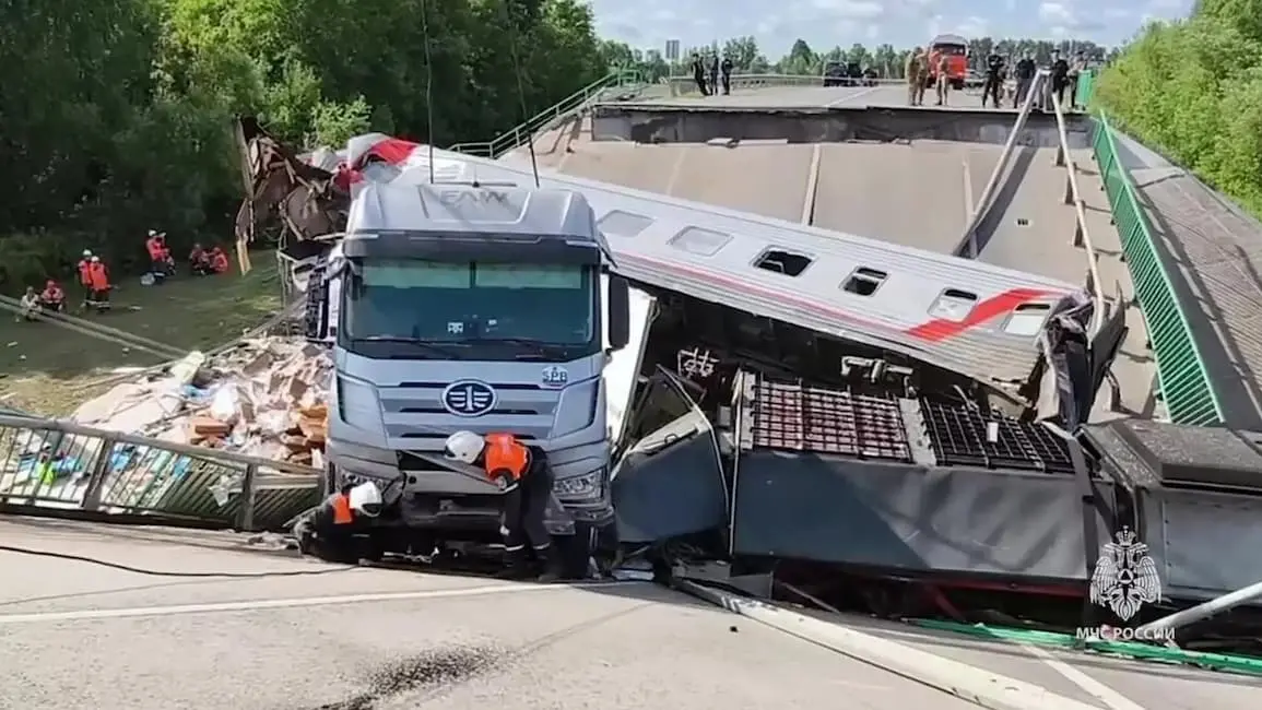 Snimljen trenutak rušenja mosta u Rusiji VIDEO