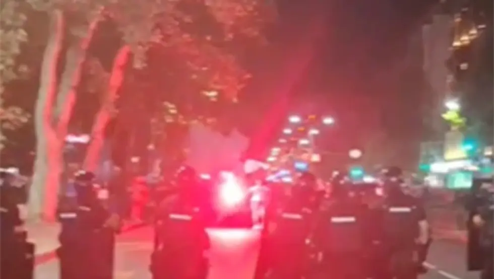 Šta se dešava u Beogradu: Jedni tvrde da je napadnuta policija, drugi obrnuto