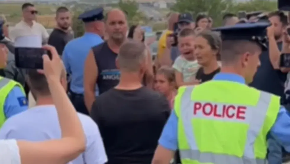 Bolno za gledati: Majka pokušava da zaštiti djecu od Kurtijeve policije