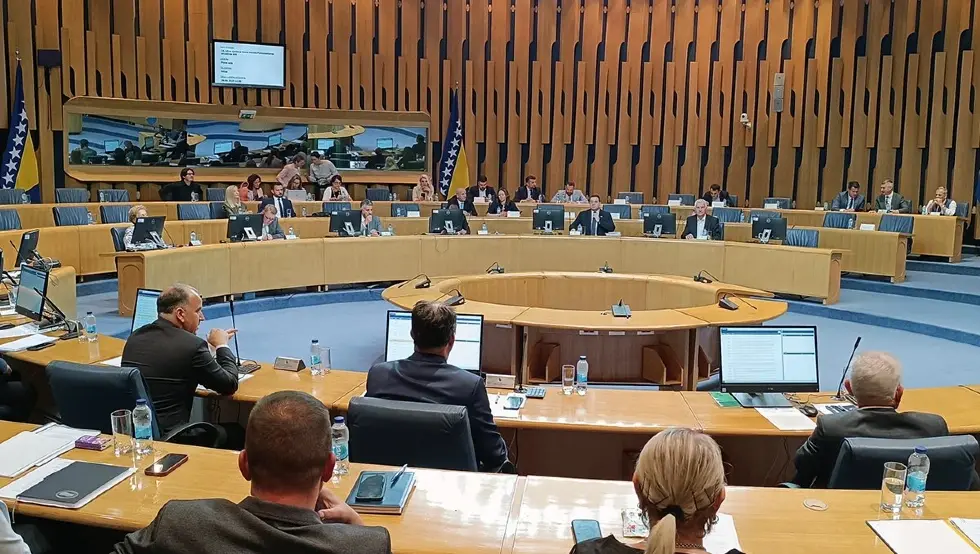 Izborni zakon pred delegatima: Nakon usvojene hitne procedure zatražena pauza