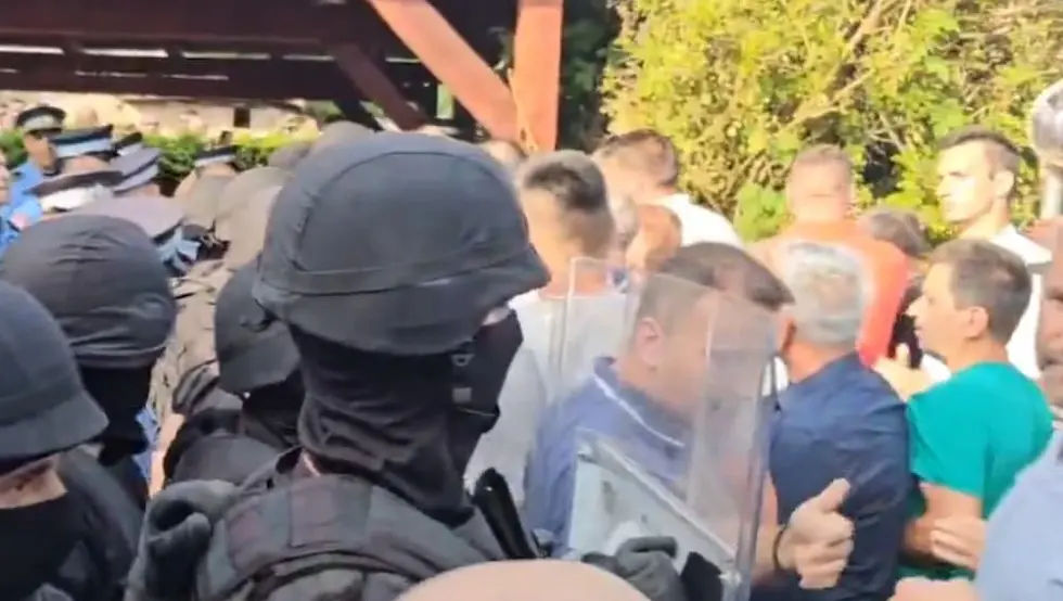 Završen pretres kuće, Miličević se kratko obratio okupljenima