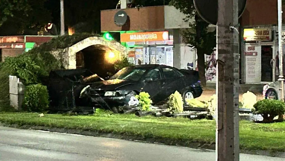 Teslić: “Audijem” sletio u kružni tok u centru grada