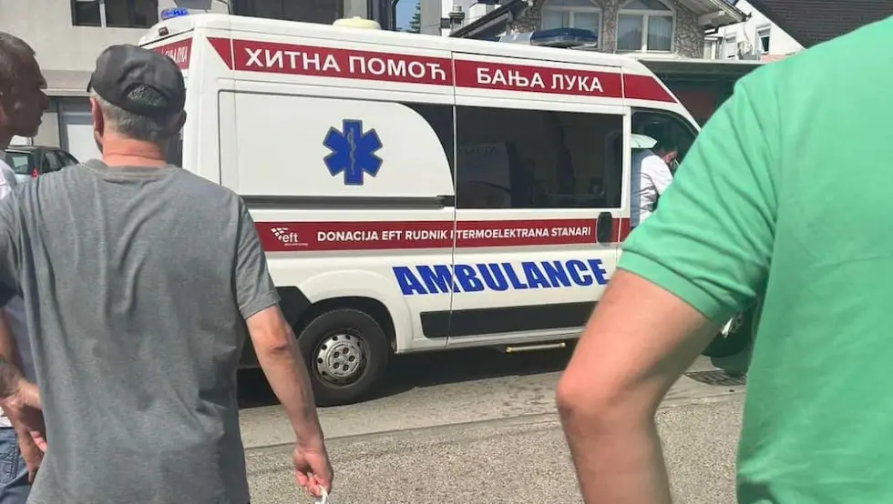 Голф слетио с пута код Пала: Петоро повријеђених, двоје тешко