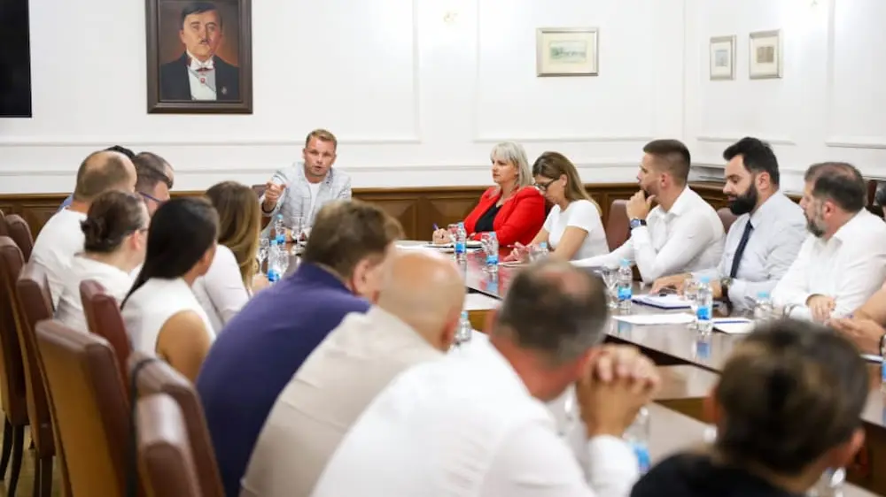 Stanivuković na sastanku sa predstavnicima plivačkih i vaterpolo klubova