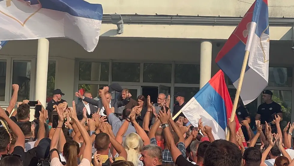 POTVRĐENO Miličević pušten, izašao pred okupljene ispred suda