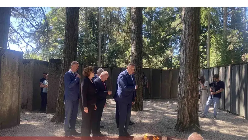 Položeni vijenci na spomen-obilježju na Kozari