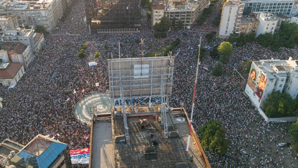 (FOTO) Arhiv javnih skupova: Na protestu u vrijeme komemorativne tišine bilo prisutno oko 140.000 ljudi