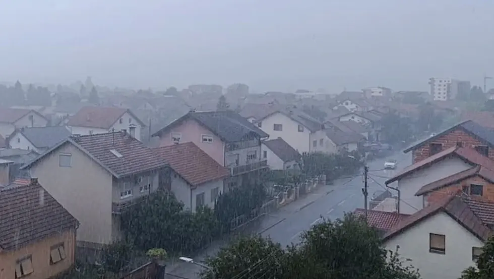 (FOTO/VIDEO) Jaka kiša u Prijedoru: Prijeteći oblak snimljen kod Nove Gradiške