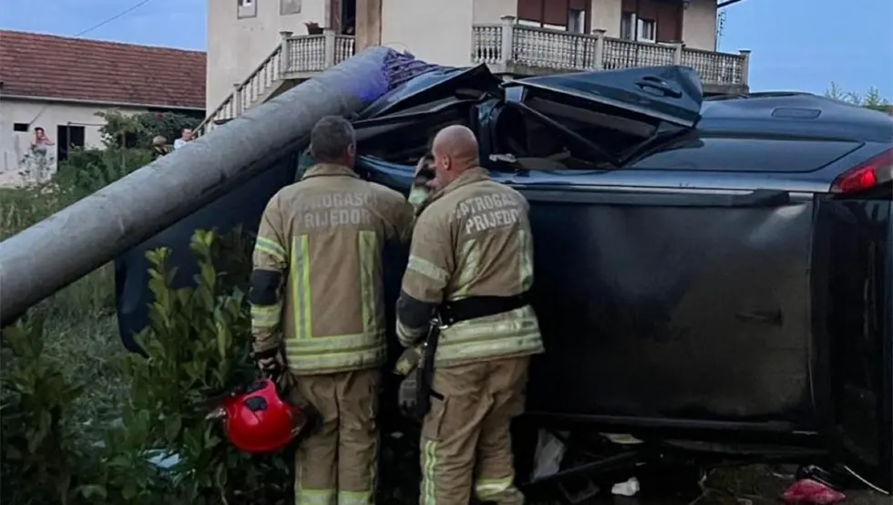 Težak udes kod Prijedora: "Volvo" sletio s puta i udario u stub