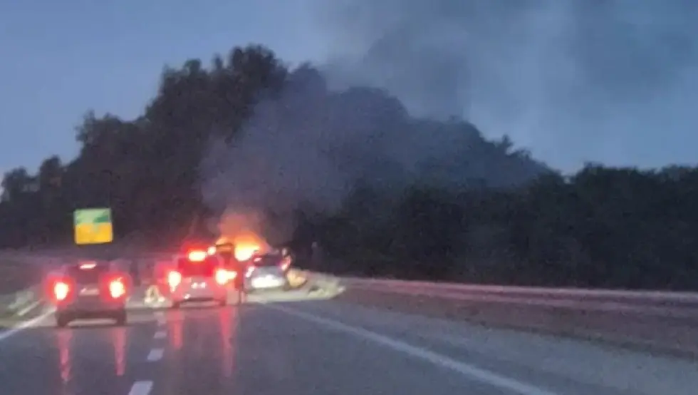 Zapalilo se vozilo na auto-putu Banjaluka-Gradiška
