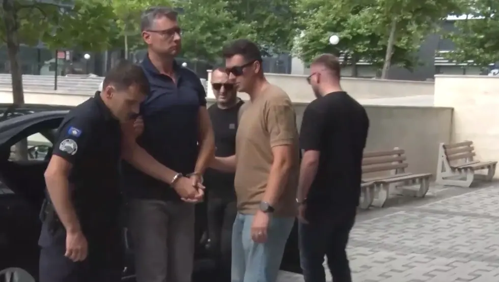 Slika Kurtijevog terora: Igor Popović sa lisicama na rukama doveden pred sud