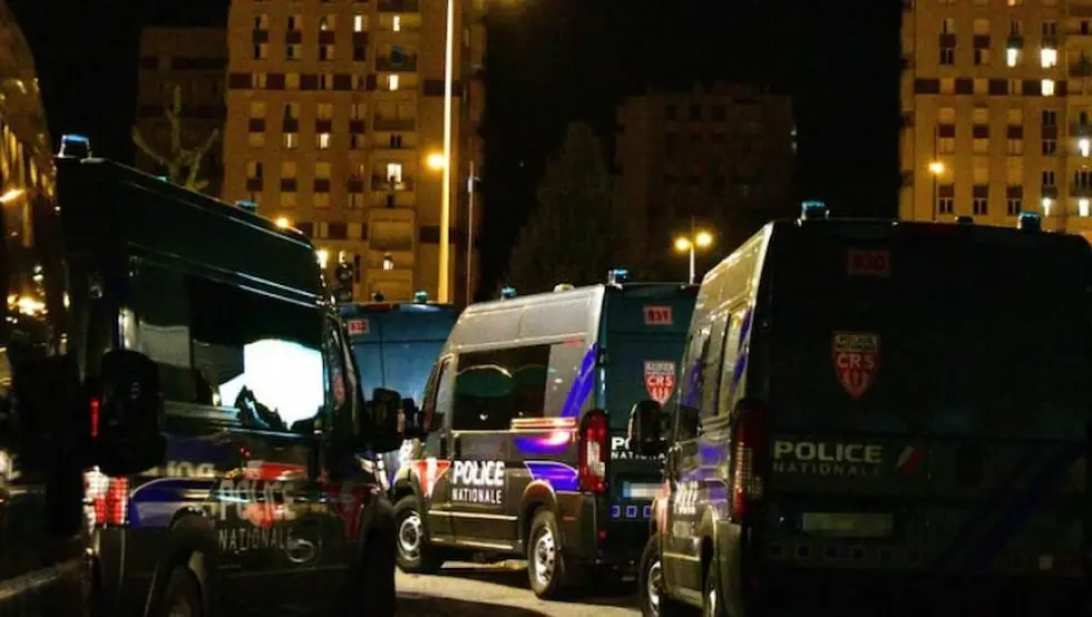 Francuska: Namamili policajce pa ih napali granatama i kamenicama