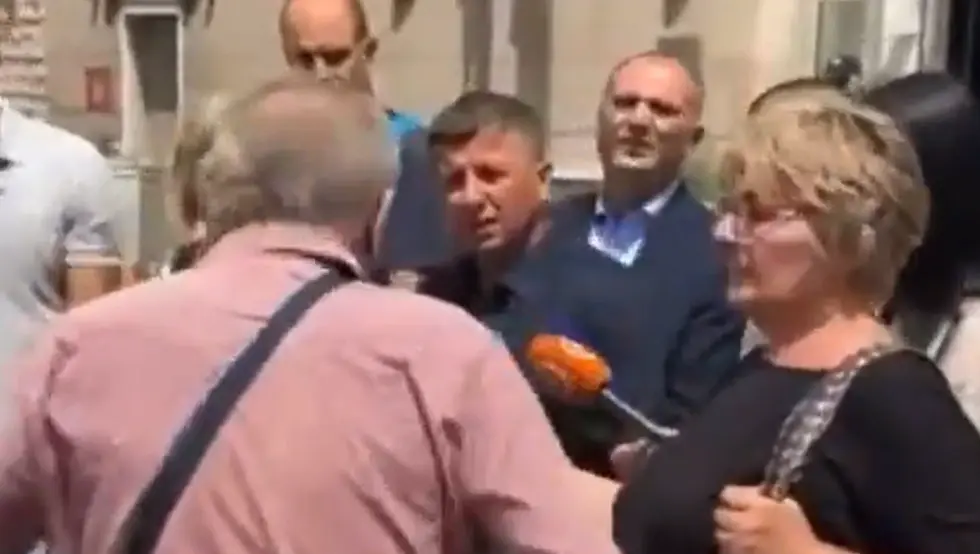 Vukanović verbalno napadnut dok je kritikovao strance ispred zgrade Delegacije EU