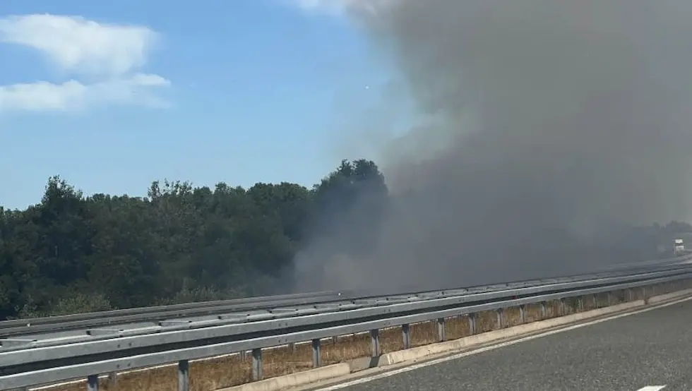 Požar kod auto-puta "9. januar": Gust dim smanjuje vidljivost