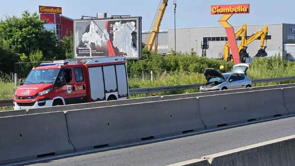 Zapalio se automobil na brzoj cesti Banjaluka - Laktaši