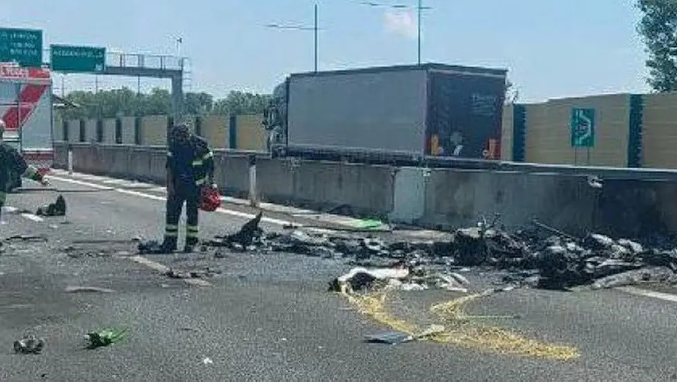 Avion se srušio na auto-put: Ima mrtvih