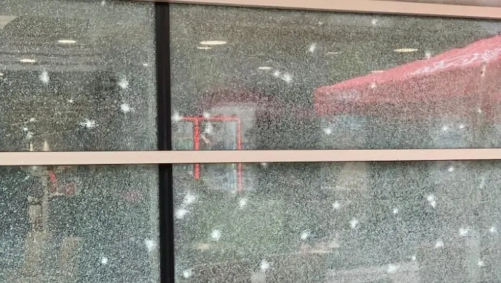 Bačena bomba u Sarajevu: Oštećeno više objekata i vozila