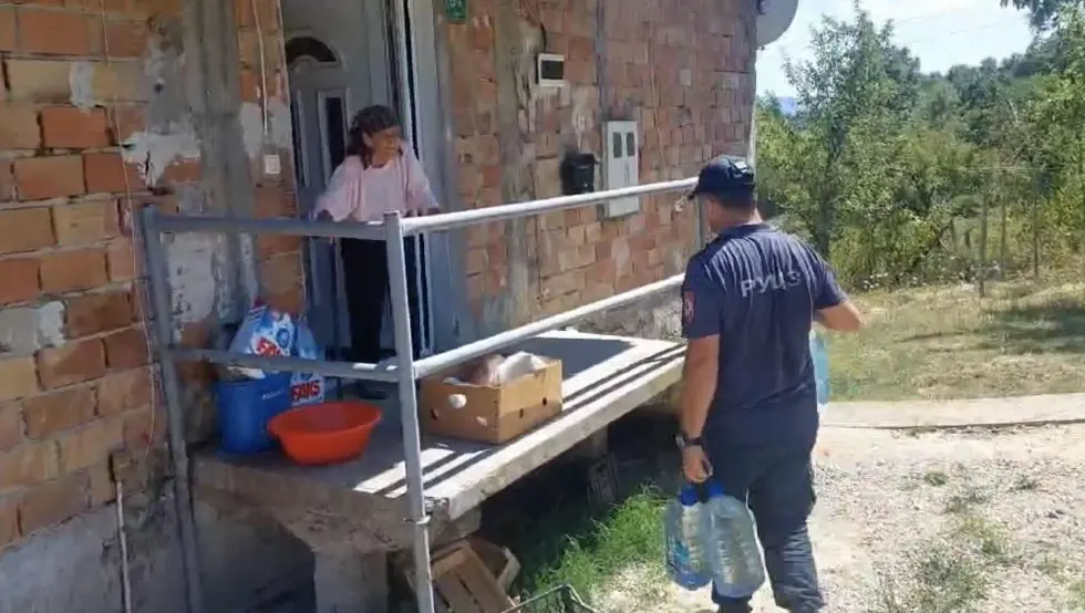 Human gest pripadnika RUCZ: Pomogli starici, donirali hranu i vodu