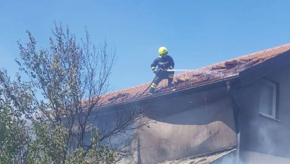 Požar u Banjaluci: Izgorio pomoćni objekat, oštećen i krov kuće