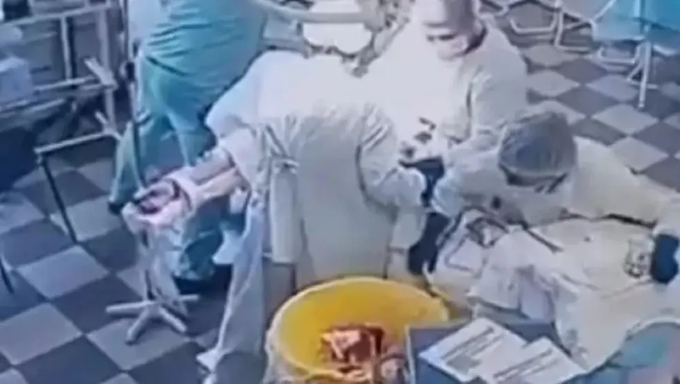 Razoran zemljotres ljekare zatekao u operacionoj sali: Reakcija će vas oduševiti (VIDEO)