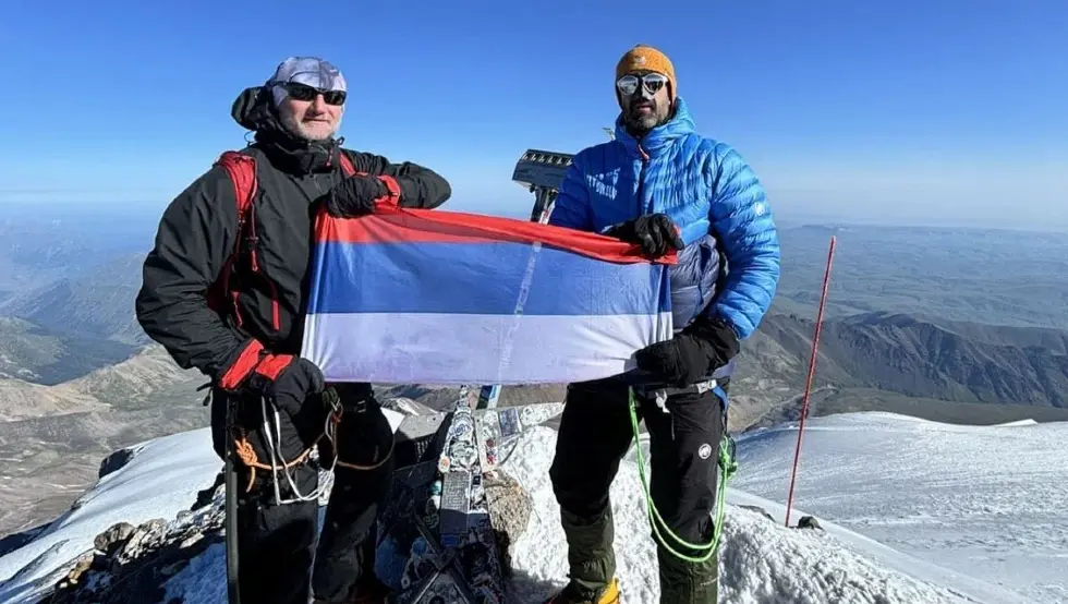 Zastava Srpske se vijorila na najvišem vrhu Rusije i Evrope