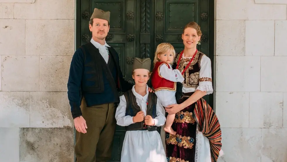 Princ Filip i princeza Danica sa decom obukli srpsku narodnu nošnju na Kraljevskom dvoru
