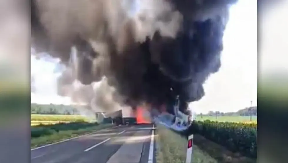 (VIDEO)Jeziv sudar dva kamiona, poginula jedna osoba