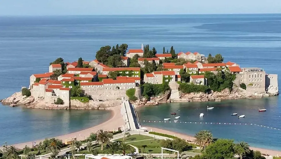 Žena preminula u moru na Svetom Stefanu