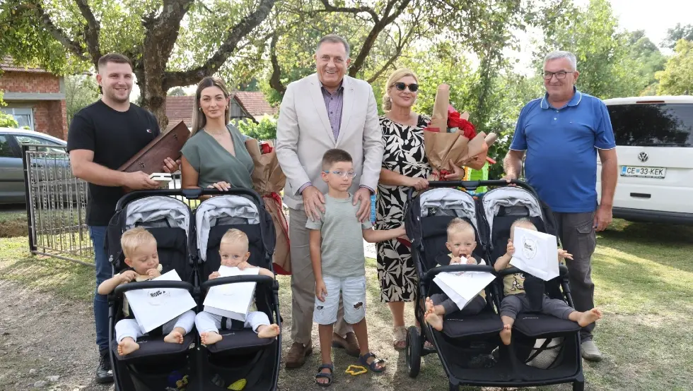 (FOTO) Dodik poklonio stan porodici banjalučkih četvorki