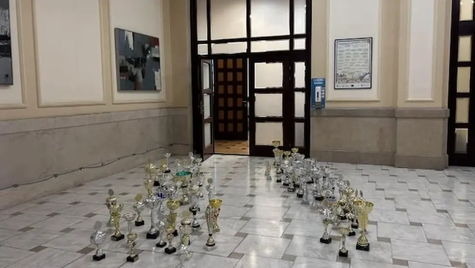 Trofeji plivačkih klubova na podu GU