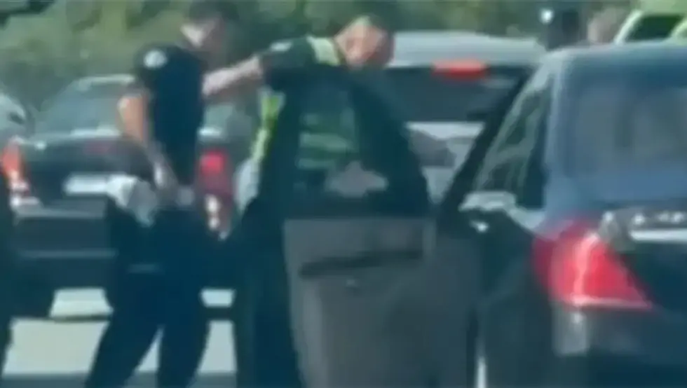 (VIDEO) Incident na auto-putu: Vozač prevozio migrante, probio rampu, trojica policajaca suspendovana