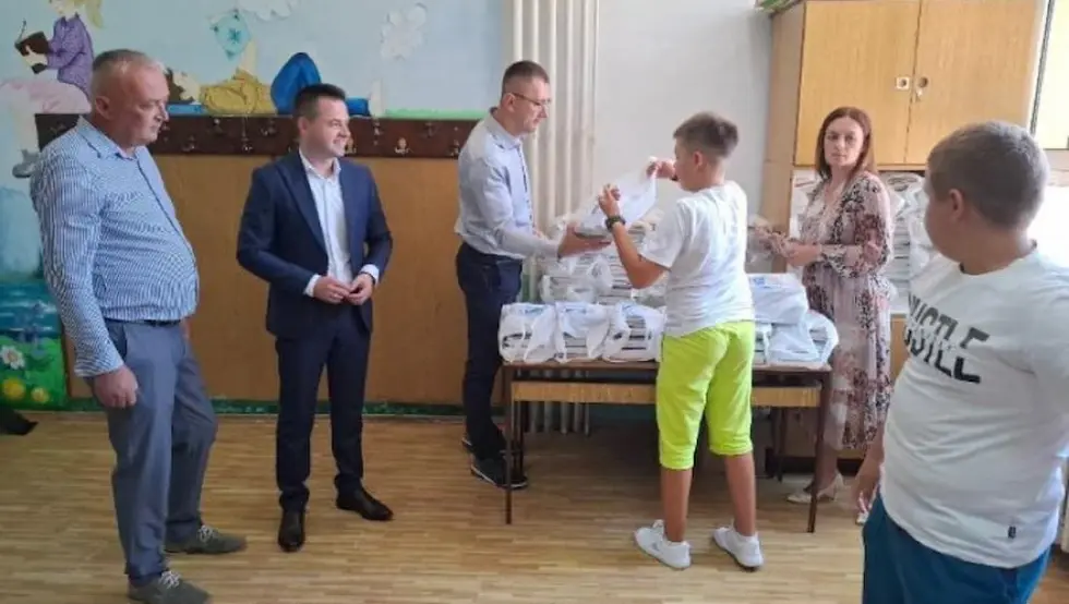 Fočanskim osnovcima besplatni udžbenici na dar