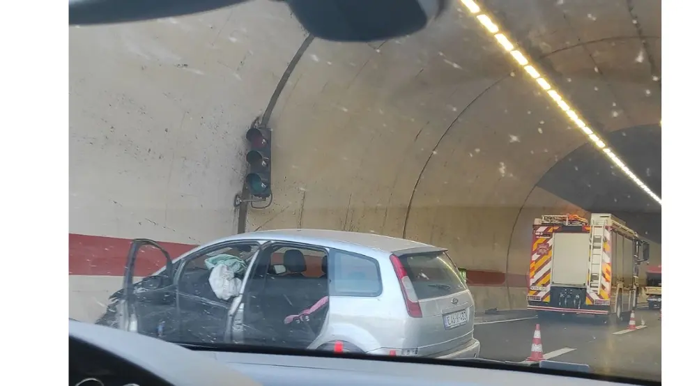 Saobraćajna nesreća u tunelu kod Zenice: Vatrogasci na terenu