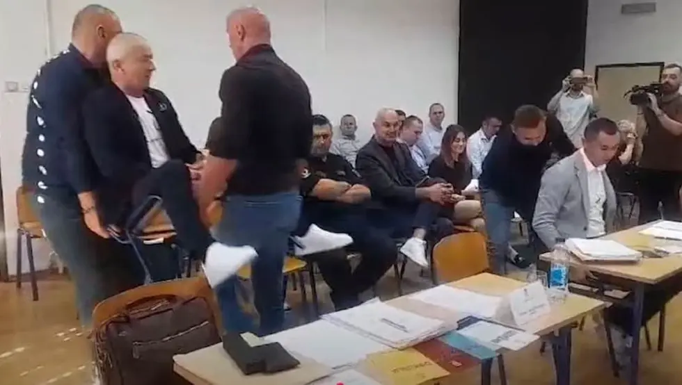 Haos na sjednici dobojske Skupštine: Odbornici SDS-a i Liste za pravdu i red izneseni iz sale