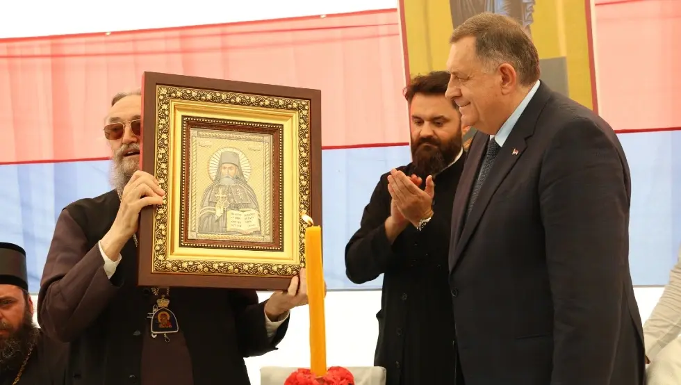 Vladika Jefrem poklonio predsjedniku Srpske ikonu Svetog Platona Banjalučkog