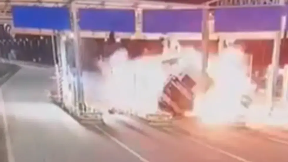 Kamion se zabio u naplatnu rampu: Objavljen jeziv snimak