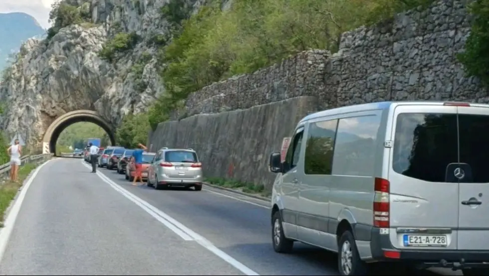 Poginuo motociklista kod Jablanice: Obustavljen saobraćaj